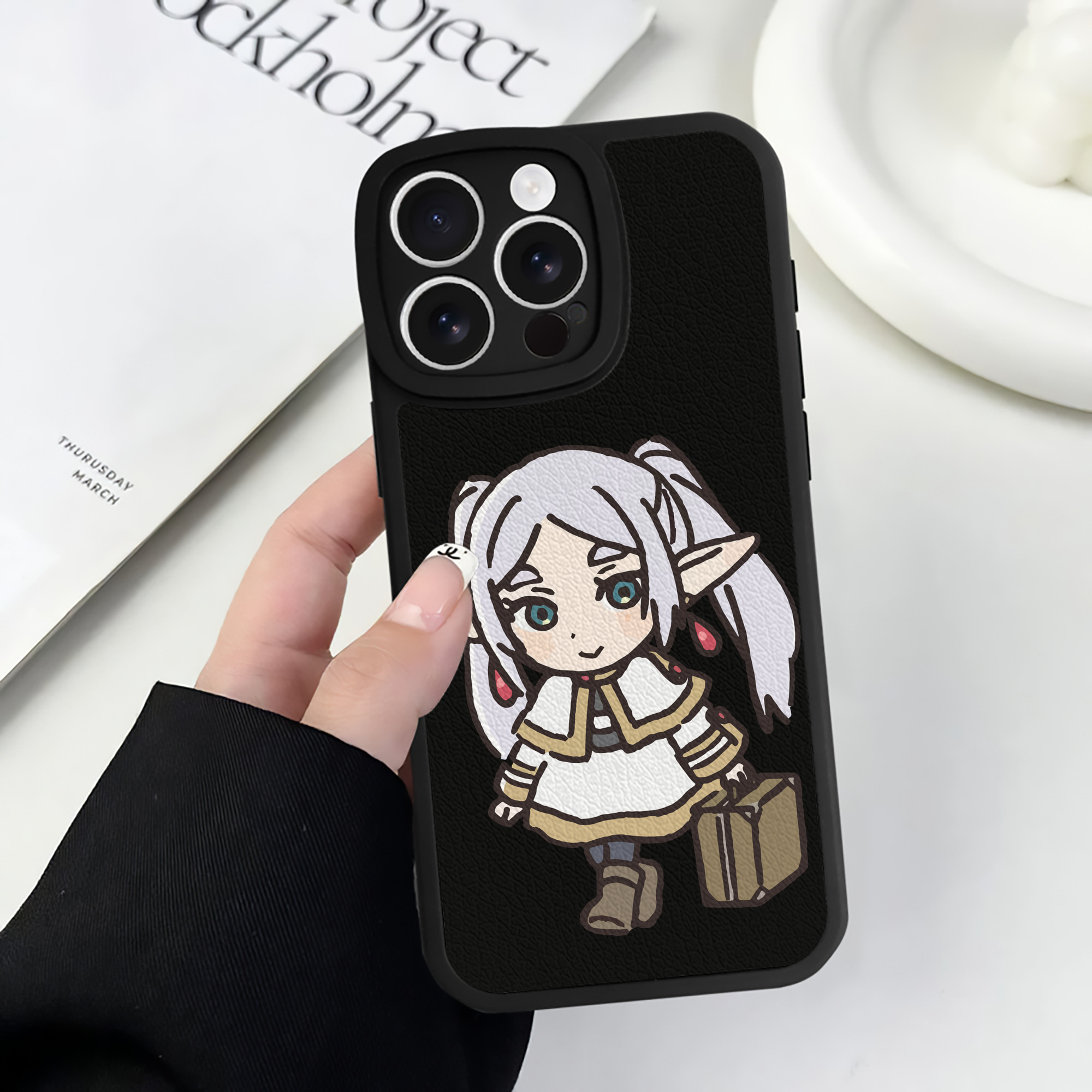 （画像用） 葬送のフリーレン Frieren 【iPhone 16シリーズ対応】シリコンスマホケース（レザー調） 材質：シリコン